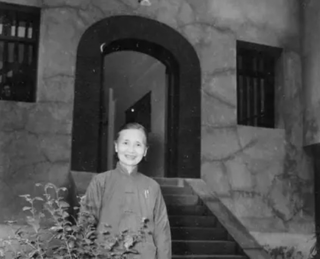 1932年，共产党员钱瑛被捕，被押送的路上，她忽然想起已经牺牲的丈夫送她的怀表中