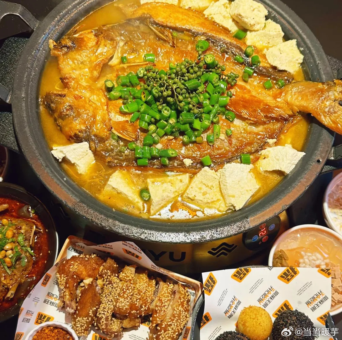 今天终于来探鱼炫烤鱼啦！青花椒味的鱼皮焦香，浸满汤汁的老豆腐吸饱了鲜麻味儿，配着