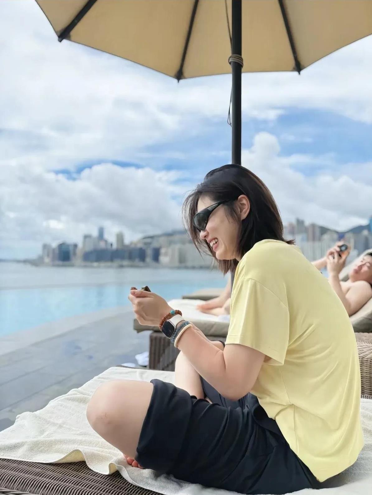 哎呦，真不容易，王梦洁终于得到休息了，去海边度假了，看起来还是挺开心的呢。王梦洁