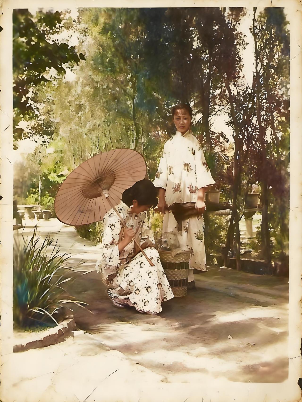 这张照片拍摄于1925-1929年天津张园，画面中的“皇后”是郭布罗·婉容**（