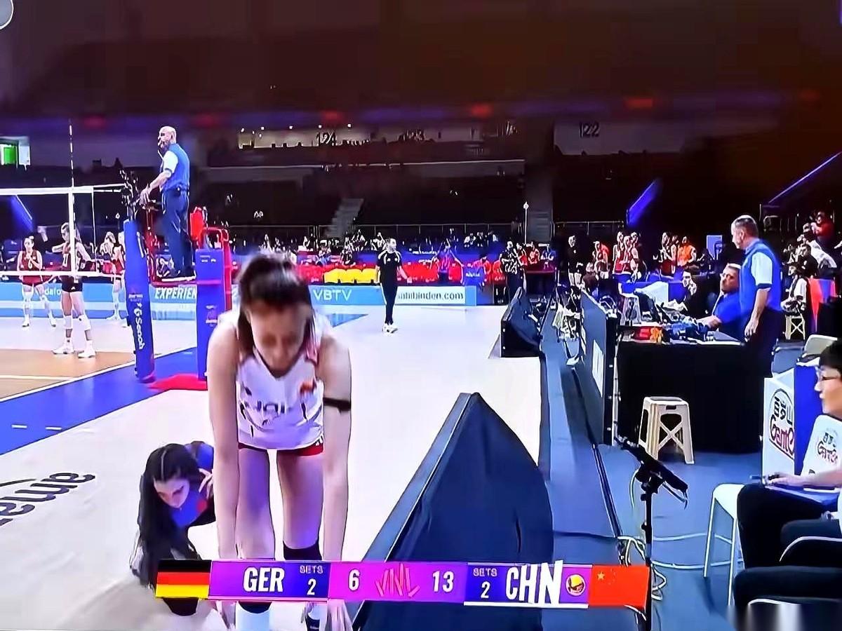 中德女排大战，王媛媛拦网落地踩中对手脚面，当场痛得蹲在地上起不来。紧接着，网上