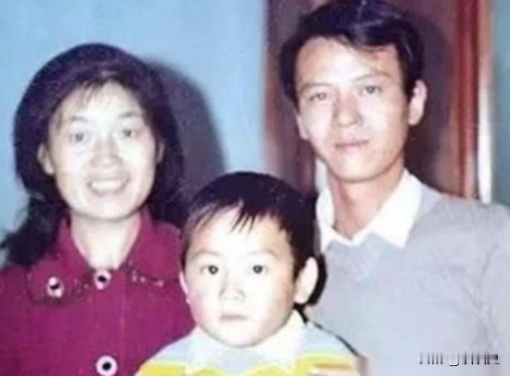 1979年，上海知青戴建国不顾反对娶了一农村女子，谁知娶回家当晚，妻子冲过去一
