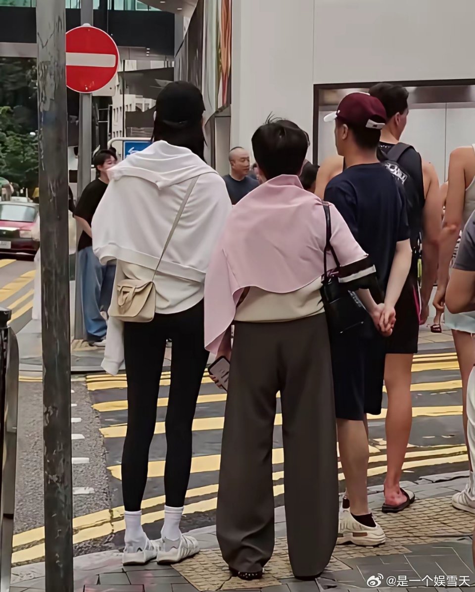 四太和何猷君、奚梦瑶一起在香港逛街。四太分的资产最少，但是给儿子儿媳和女儿办婚礼