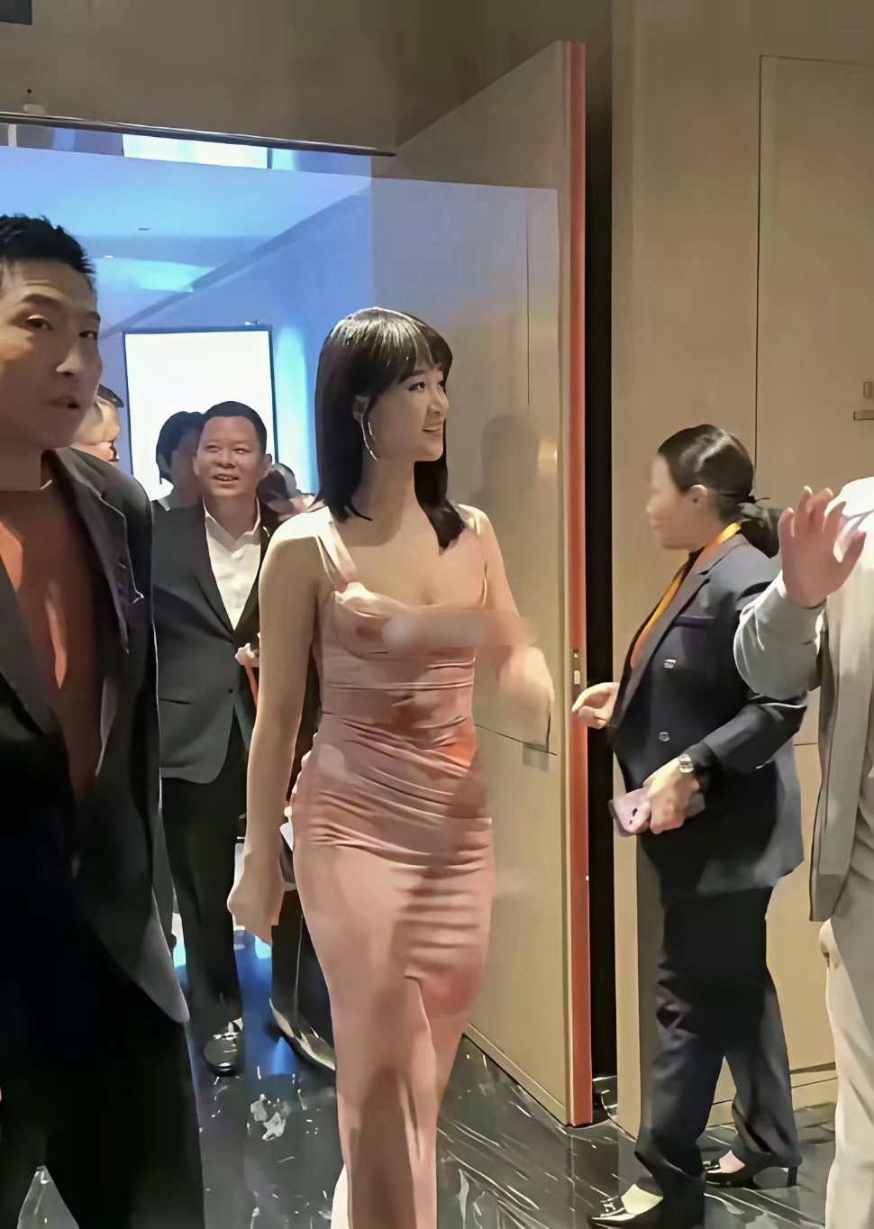 这姐是不是不上镜啊，在电视上看着也就一般般，没想到看到真人，直接被惊艳到，那美貌