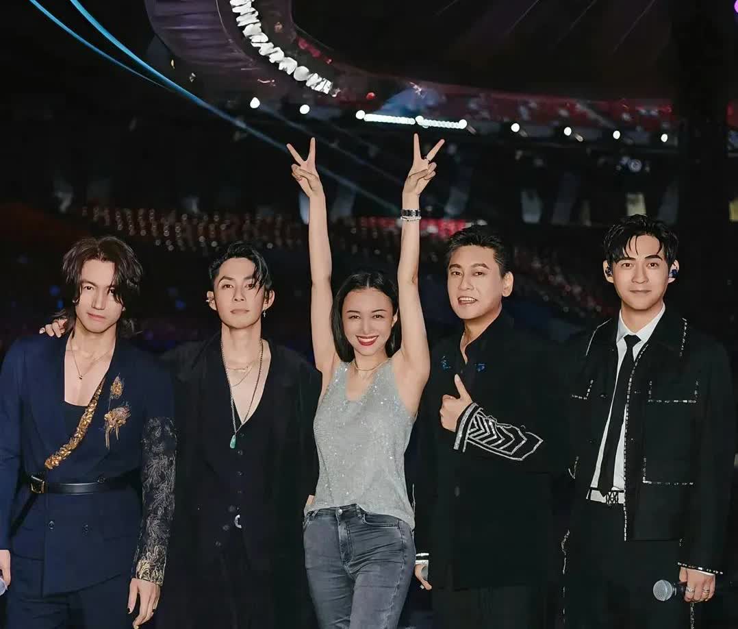 能感觉到朱孝天和F4另外三位确实不算亲近。昨晚北京演唱会后台，他老婆韩雯雯想跟另