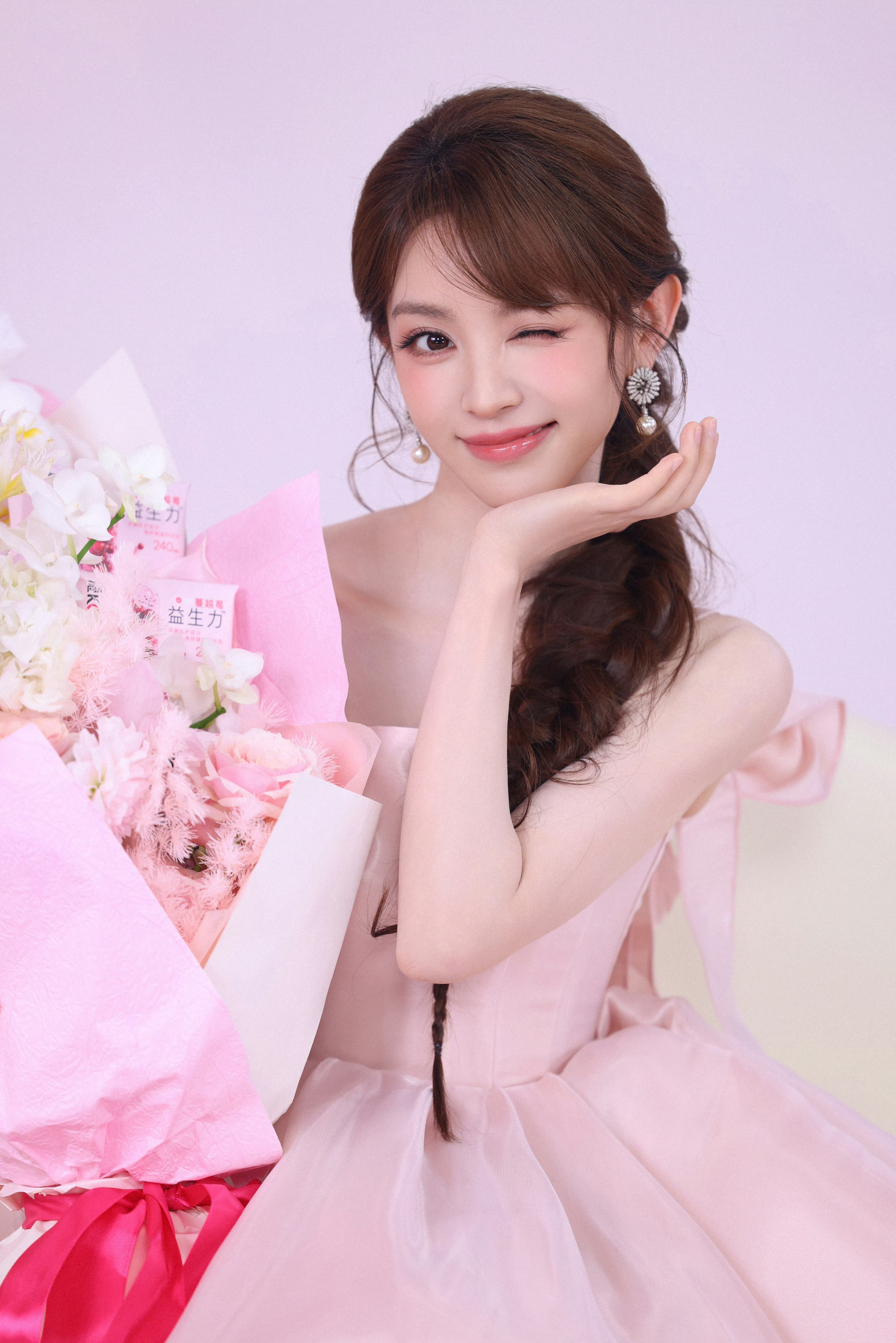 MOHCelebrity|田曦薇田曦薇佩戴MOH「经典Icon」系列乳白