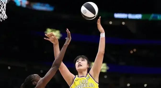 #头号创作者激励计划#李月茹为啥一定去WNBA，听说李月茹年薪只有6.6万美