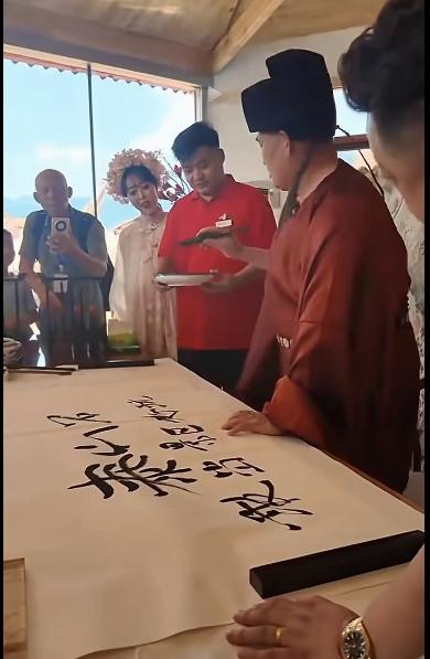 看看大衣哥和敬一丹他俩的字！今天看了两个视频，一个是大衣哥在挥毫题词
