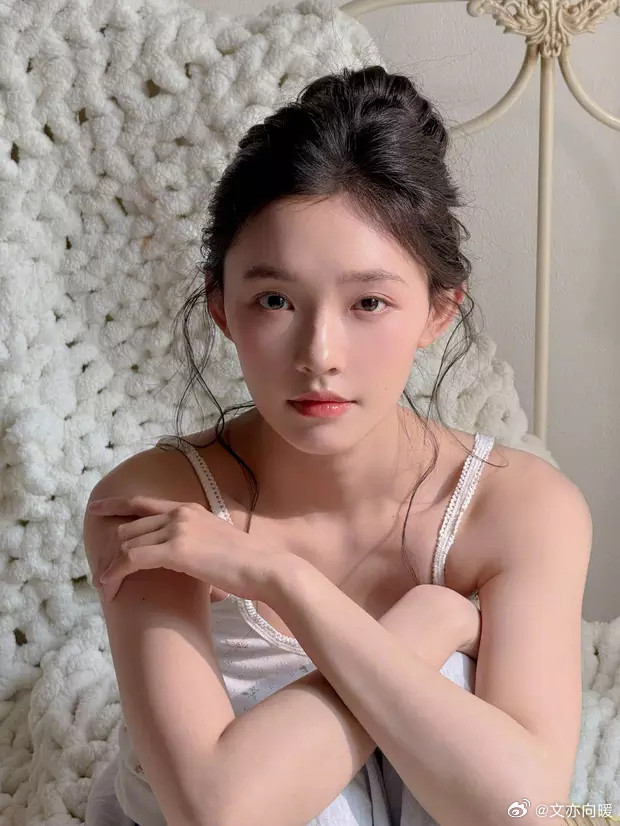 林允穿吊带又纯又欲，扎丸子头活力又俏皮。​​​