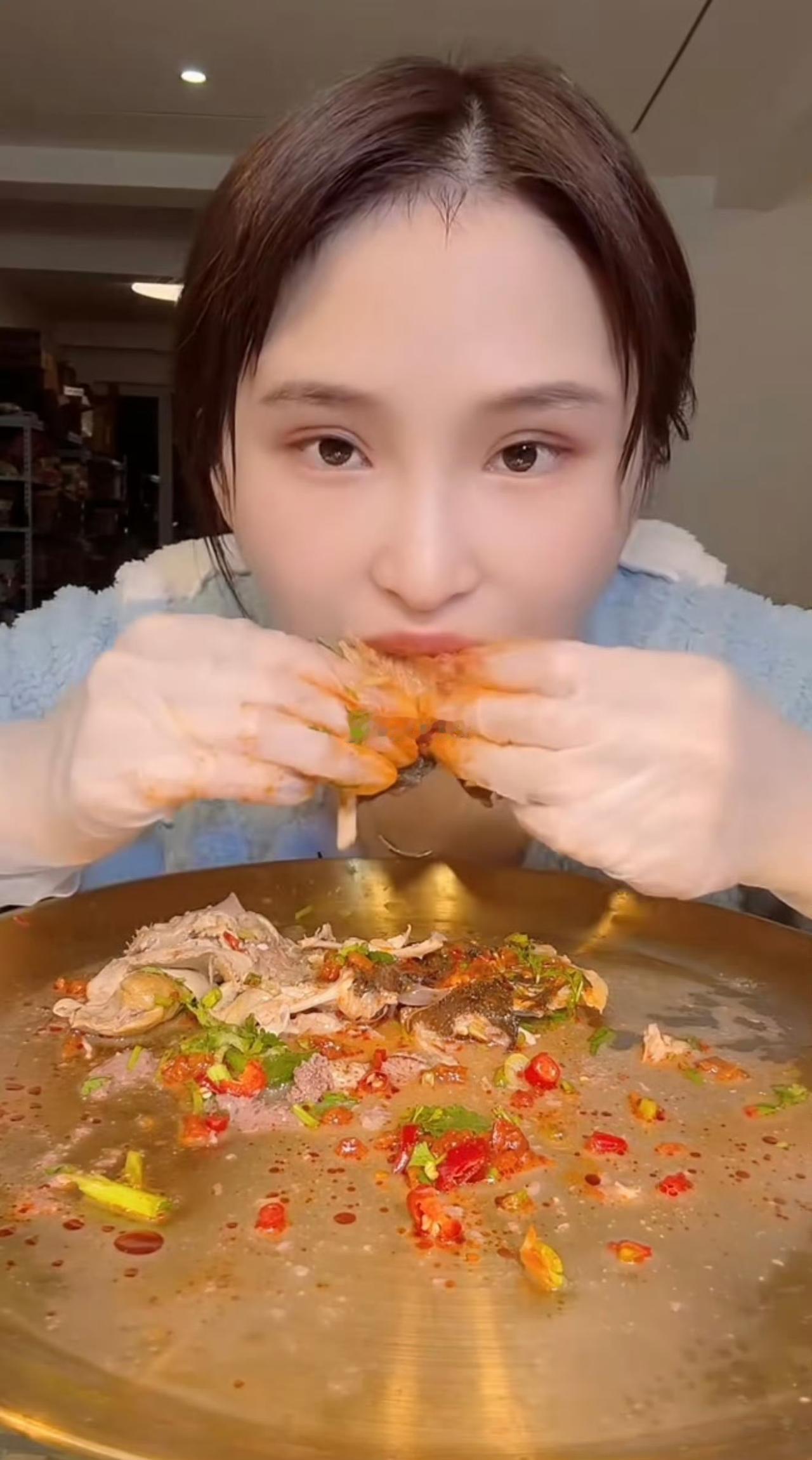 24岁吃播网红陈紫怡（莹莹）离世，疑似死于暴食催吐引发的严重低钾血症心脏骤停。