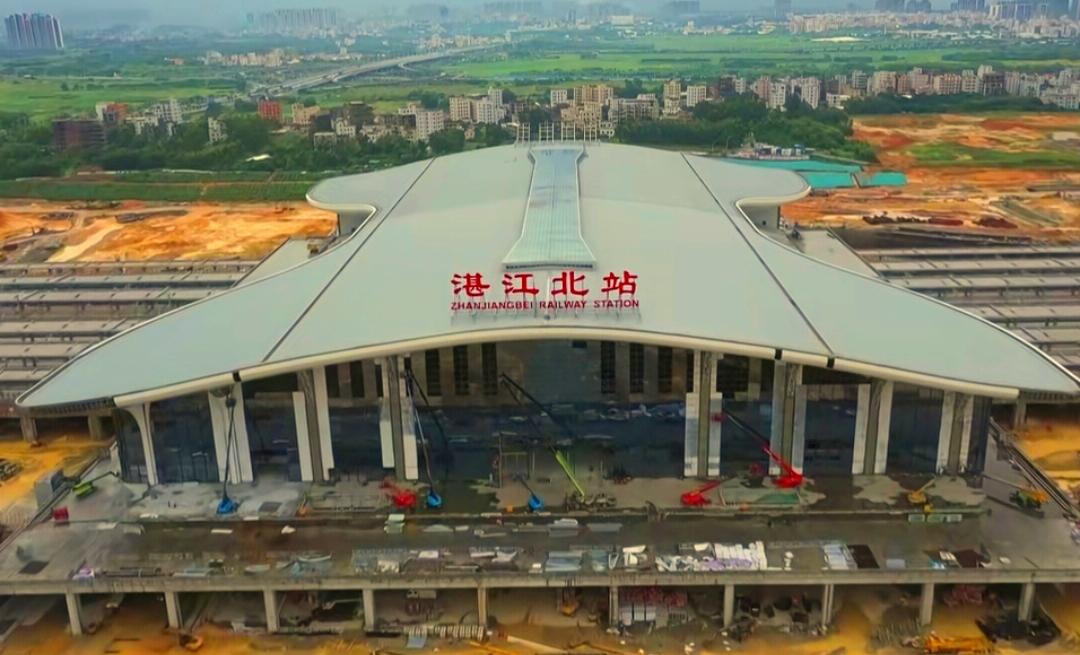 经过不懈的努力，湛江北站的站房主体工程终于建成，放眼望去其规模丝毫不逊色于汕头站