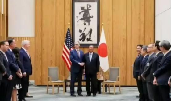 日本接待美国和中国，都是首相接见，室内规格也一样，但一个安排的是椅子，一个安排的