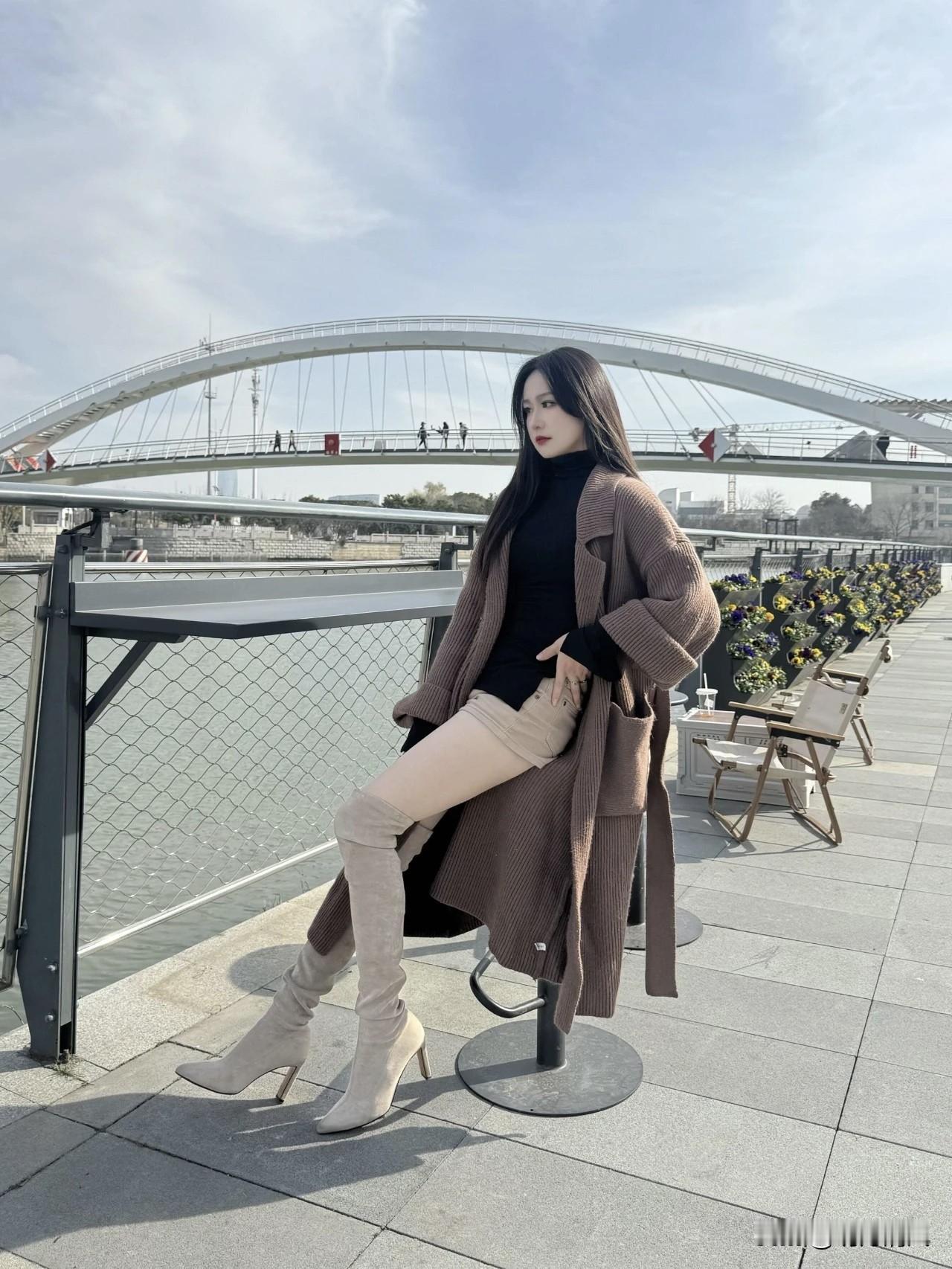 棕色大衣真是每年冬天都翻出来穿的经典款！最近喜欢用它搭过膝靴——卡其色短裤若隐若