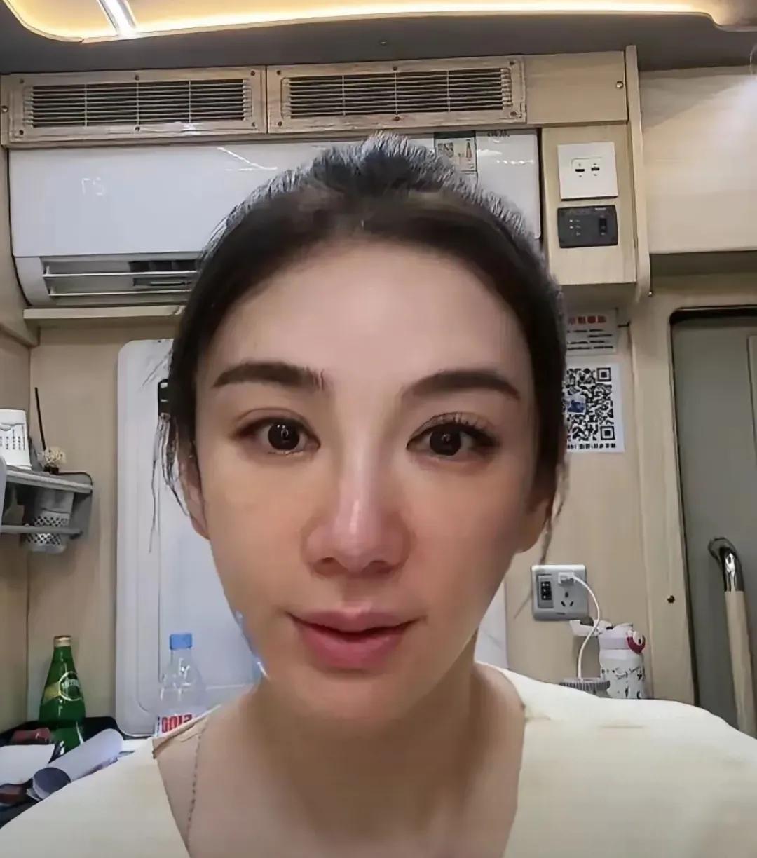 直播镜头怼脸那一刻，黄奕的“真面目”藏不住了？网友吵翻：这锅文化不背！昨晚刷到