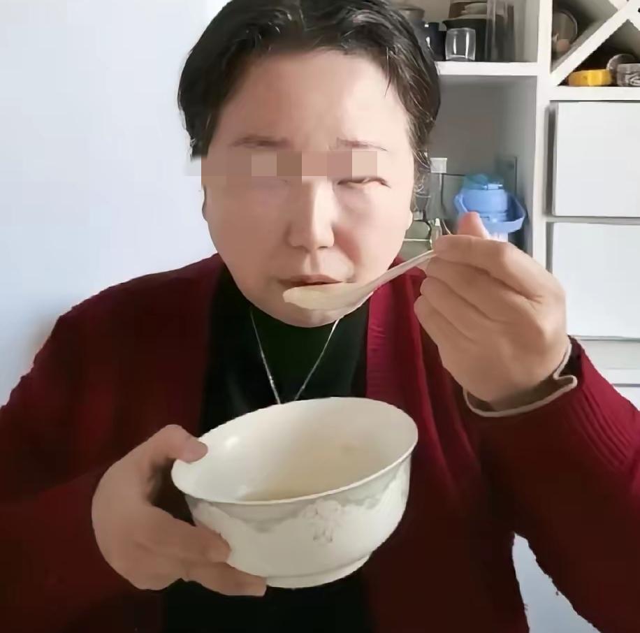 老杜拿不出来开封淮河医院的出生证明和缴费单据，还埋怨网友不相信她，还责怪网友质疑