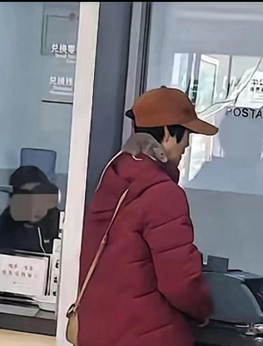 天下之大，无奇不有！什么奇葩人和奇葩事都有，在银行遇到一位大妈是肩上爬了个大