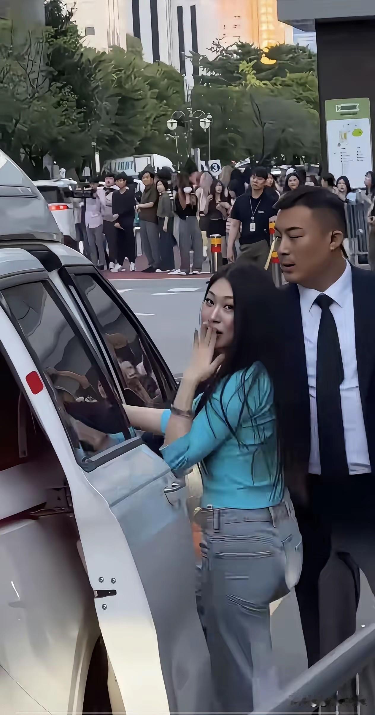 实在搞不懂，她怎么就突然火起来了，以前居然没听说过她！[捂脸哭][捂脸哭]