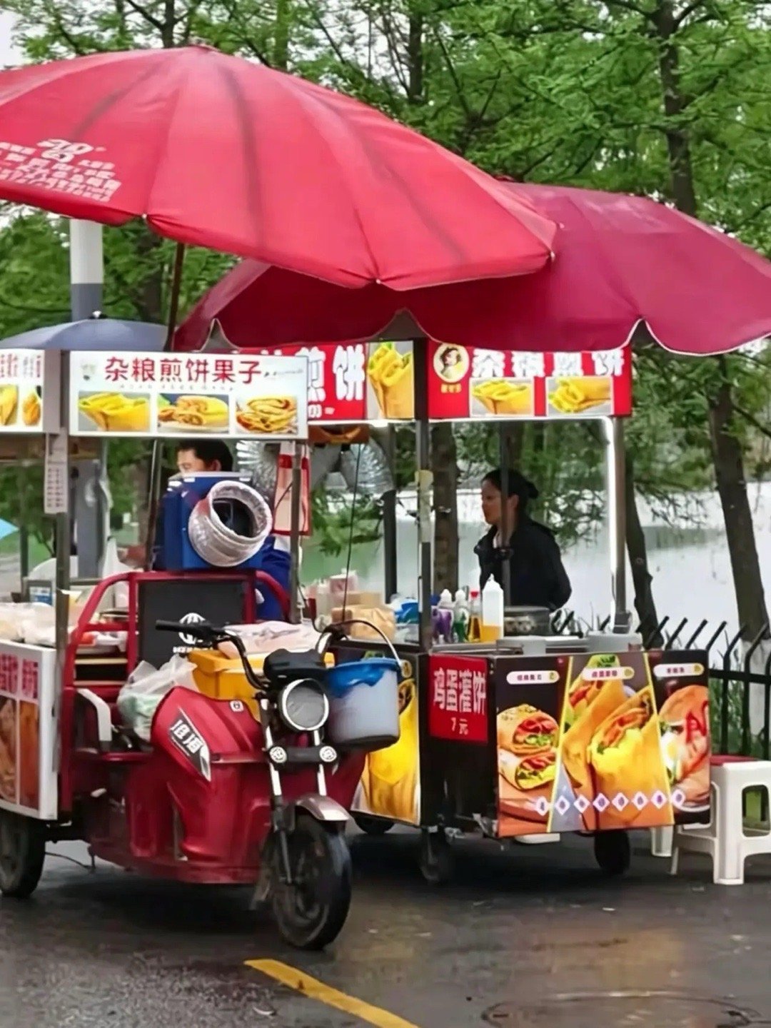长沙后湖夜市，一位单亲妈妈守着一个煎饼摊，卖煎饼加蛋加肠，还送小酸梅，卫生证每天