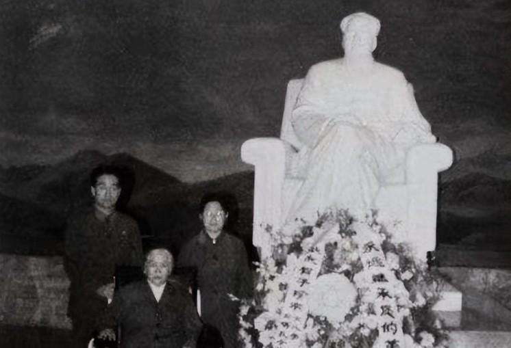 1984年，贺子珍在上海病逝，最初的葬礼方案是按照副省级待遇进行操办的，但有些老