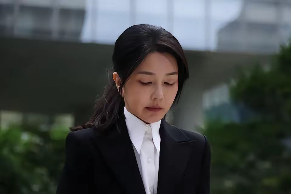 金建希的沉默确实透露出深深的无力感和绝望。四个小时的特检盘问，她几乎没有回应，仅