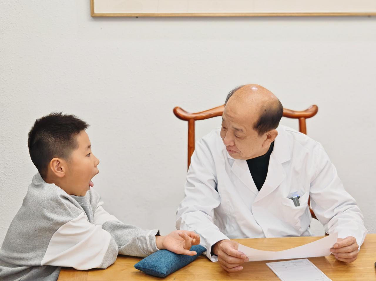 多动症孩子常吃两种水果，温和养神，帮孩子稳住专注力。很多家长都在发愁，孩子多动