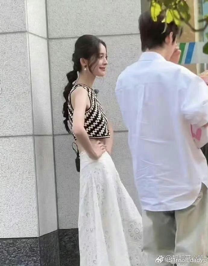 明白秦岚的意思后，看到娜扎本人瘦得让人难以置信。