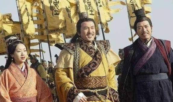 刘邦当了皇帝后，忽然想起自己和曹寡妇还有一个儿子，于是便回到沛县找人。没想到，曹