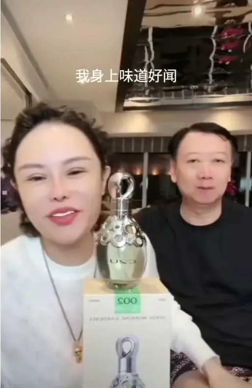 查税？反正头部主播都补过，我怕啥？面对网友质疑，千万粉丝网红小影夫妇在直播间翘着