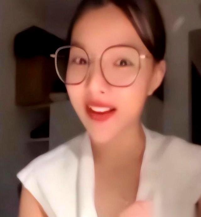 这件事最扎眼的，其实不是那句争议言论，而是湖北大学招生简章里的4个字：“对华友好