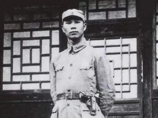 1943年，在狼牙山养病的杨成武，被鬼子包围在山顶没了退路，在这危急时刻，一位老