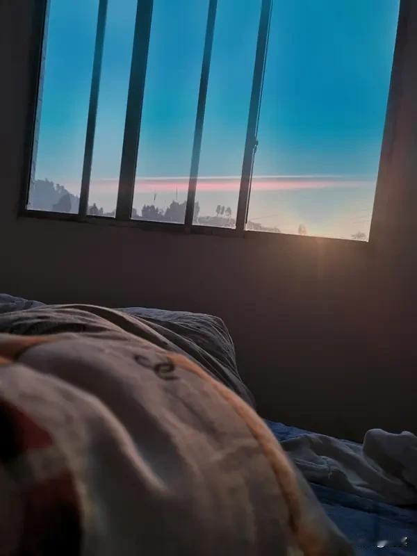 其实补气血真的很简单，一定要早睡早起，最好晚上10点睡、早晨6点起。每天走路至少