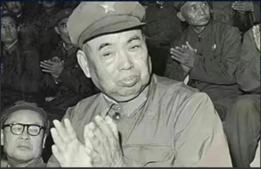 1952年许世友将军回乡探亲，哪料他刚下车，就看见了亲叔叔许存礼，许世友掏出枪对