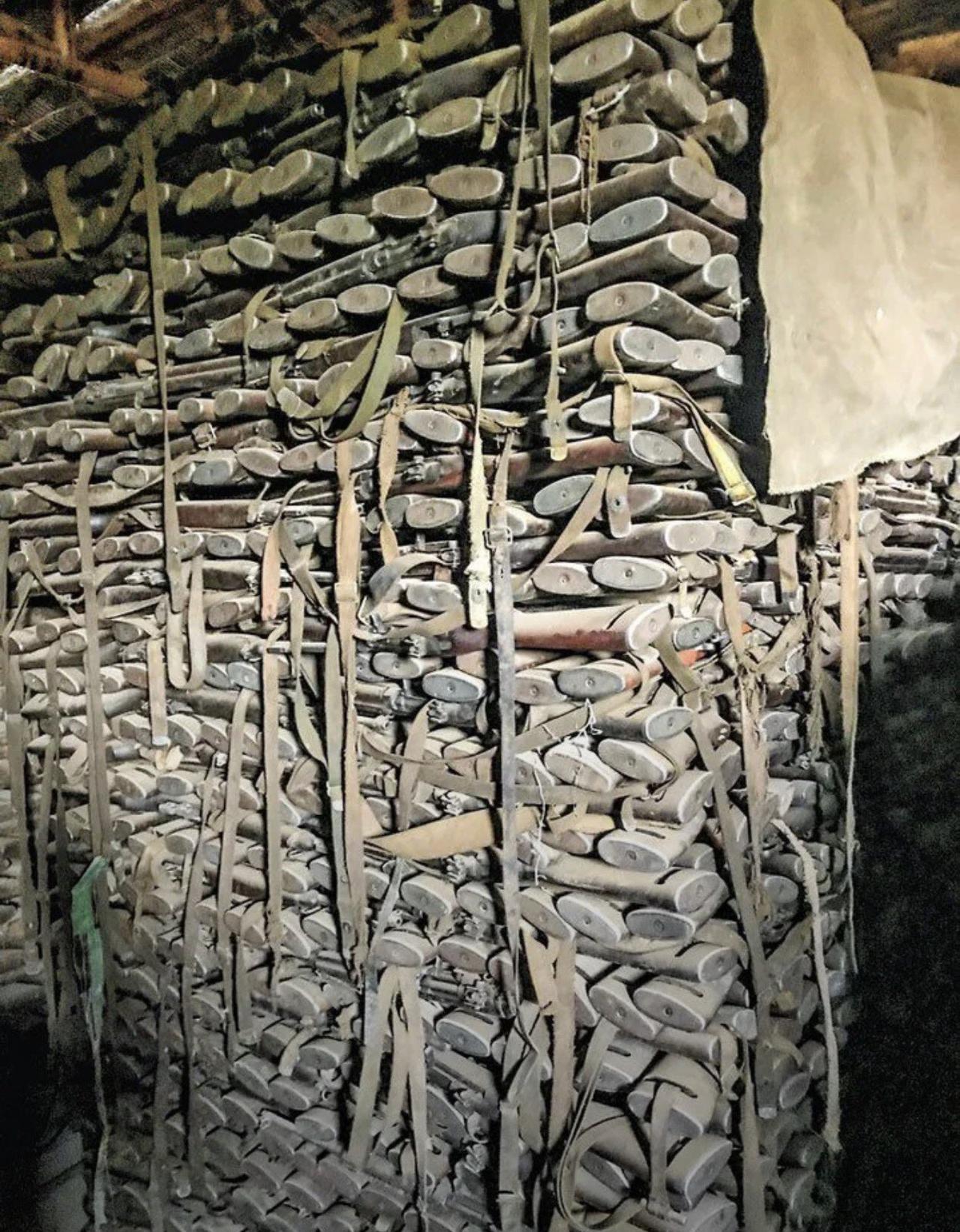 一堆二战时期美军M1卡宾枪——轻型.30口径半自动步枪，产量超过600万支——堆