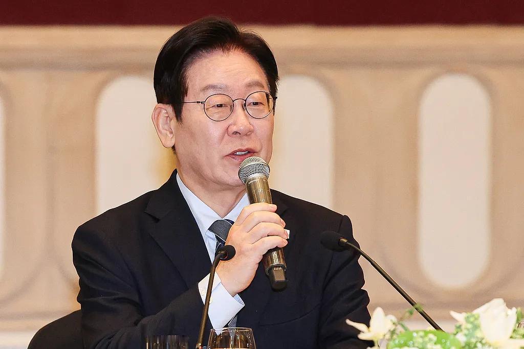 李在明回国第一件事：不是回家，是拿极右翼“祭旗”！屁股还没坐热，脸就撂下了！