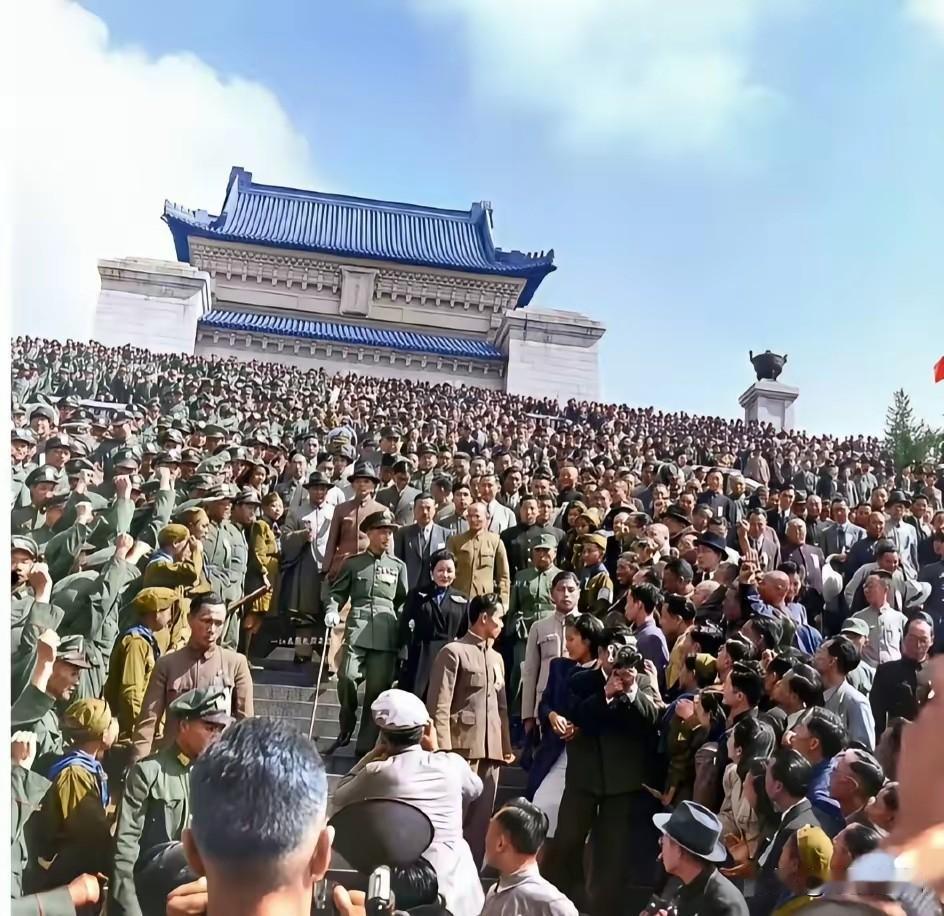 1946年，老蒋率领5000军政人员在中山陵举行了盛大的还都仪式，此刻站在人群中