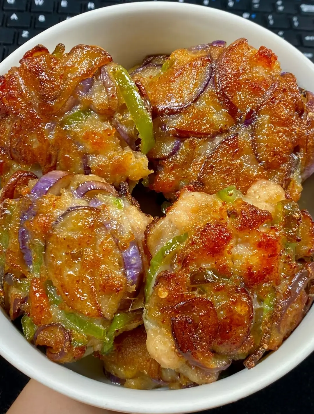 香嫩的茄子虾滑饼出锅，真的香迷糊啦！