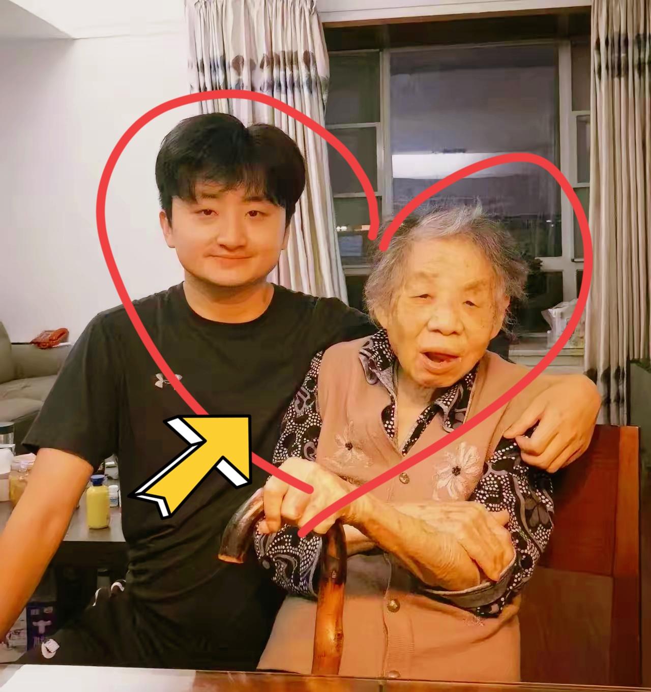 笑死了！一大学生放假在家无所事事，父亲干脆安排他去照顾97岁的奶奶，还按天发工资