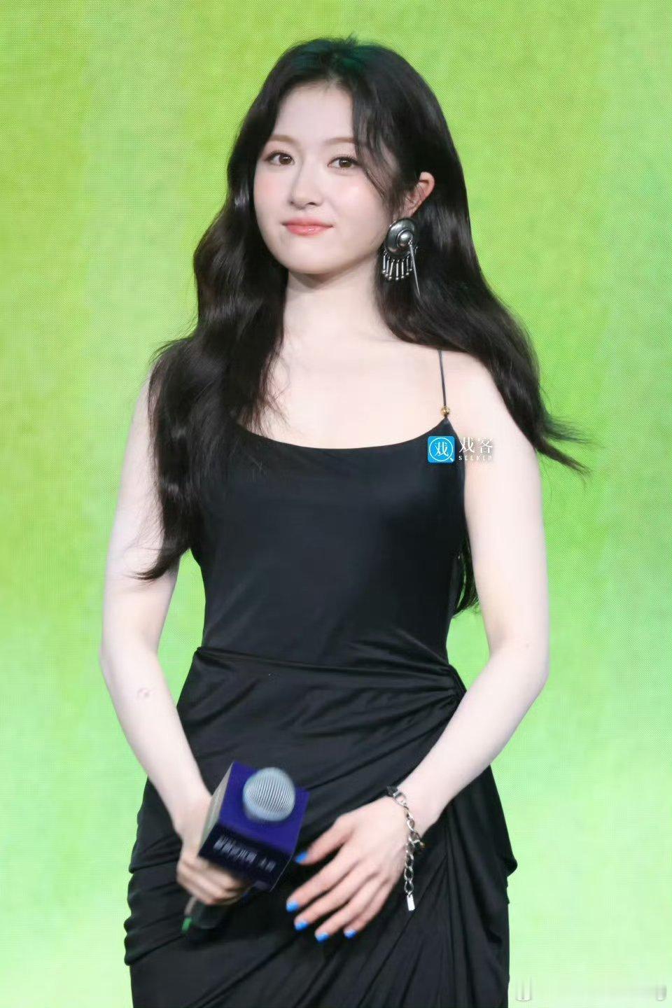 李兰迪吊带黑裙精致骨相搭配黑裙吊带，温婉灵动，美得毫不费力！