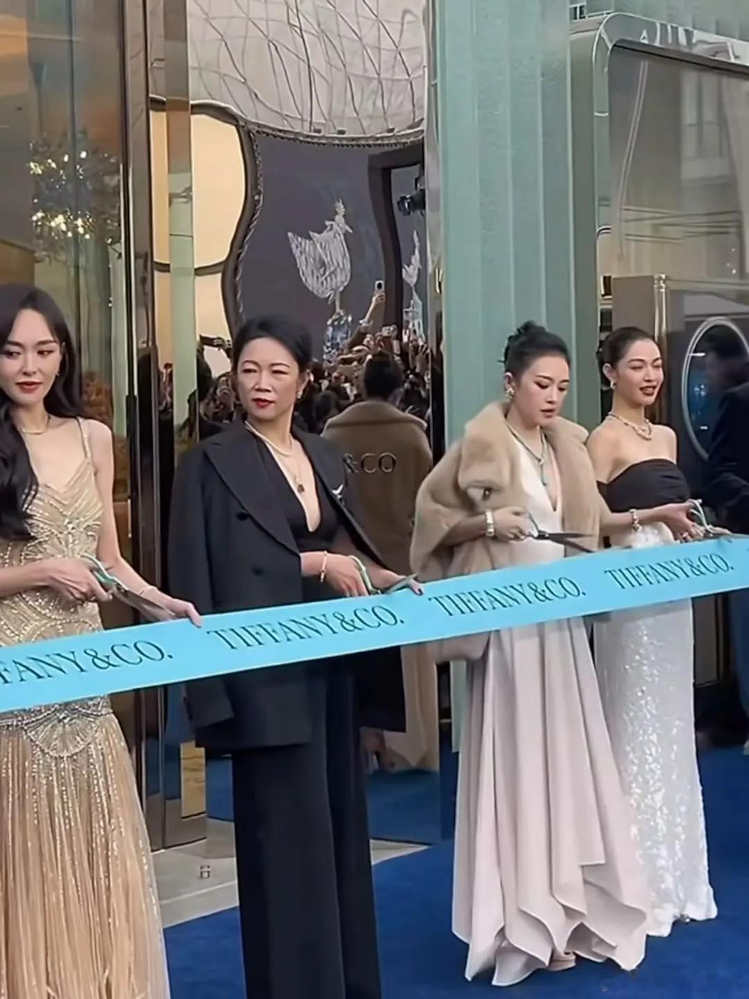 Tiffany活动剪彩视频来了，姨明显黑脸了，换位置后才开剪的