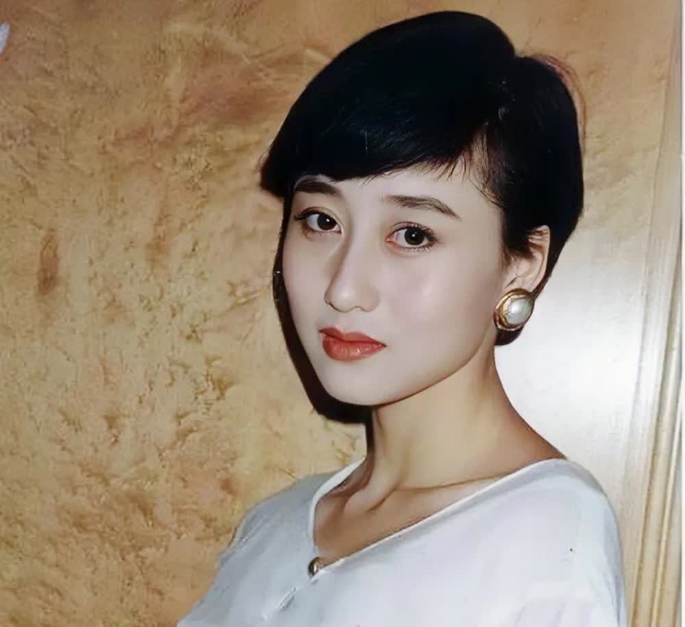 李连杰是什么眼光，感觉李连杰前妻比，这个利智漂亮多了，黄秋燕看着小家碧玉，小鸟依