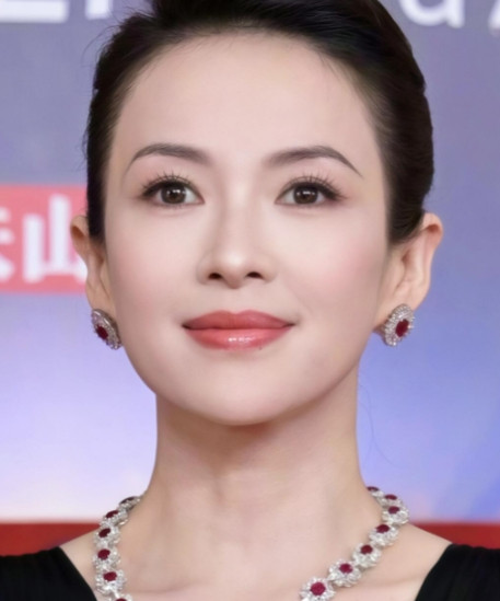 那年，在接受媒体记者采访时，章子怡被问道：“和霍启山同居两年时间，为什么最后却拒