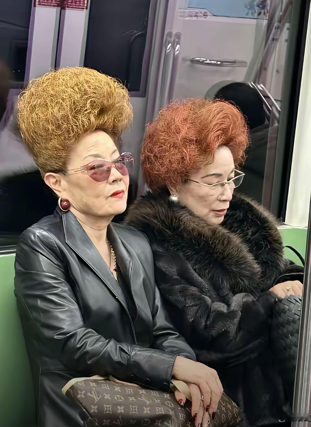 哇塞！瞧瞧这两位大妈的打扮，家里指定有矿吧！地铁上这两位大妈，穿着十分昂贵，气