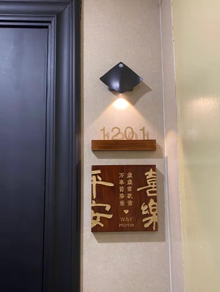 不想门牌过于，于是就定制了一个，而且是一个独一无二的门牌，让回家具有仪式感。配合