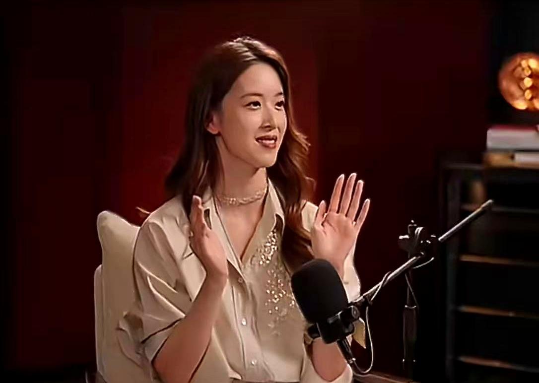 不是“为什么露面”，而是“谁会因此失眠”。当何超琼选择花107分钟坐在镜头前时