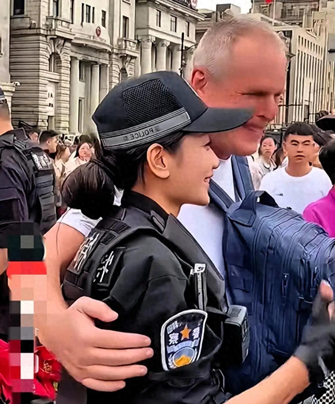 上海外滩，女特警钱雪颖正在岗位执勤，有外籍游客上前，询问能不能一起合影。她看现场