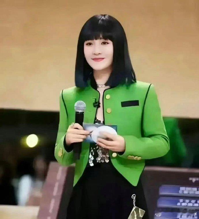 谢娜的磨皮效果惊人，仿佛蔡卓妍现身！若非事先告知，第一眼真会误以为是阿sa。