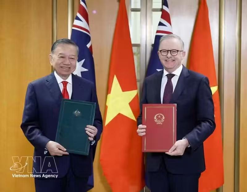 不玩虚的！苏林访澳硕果累累，笑得很开心！8月11日，苏林和澳大利亚总理共同发