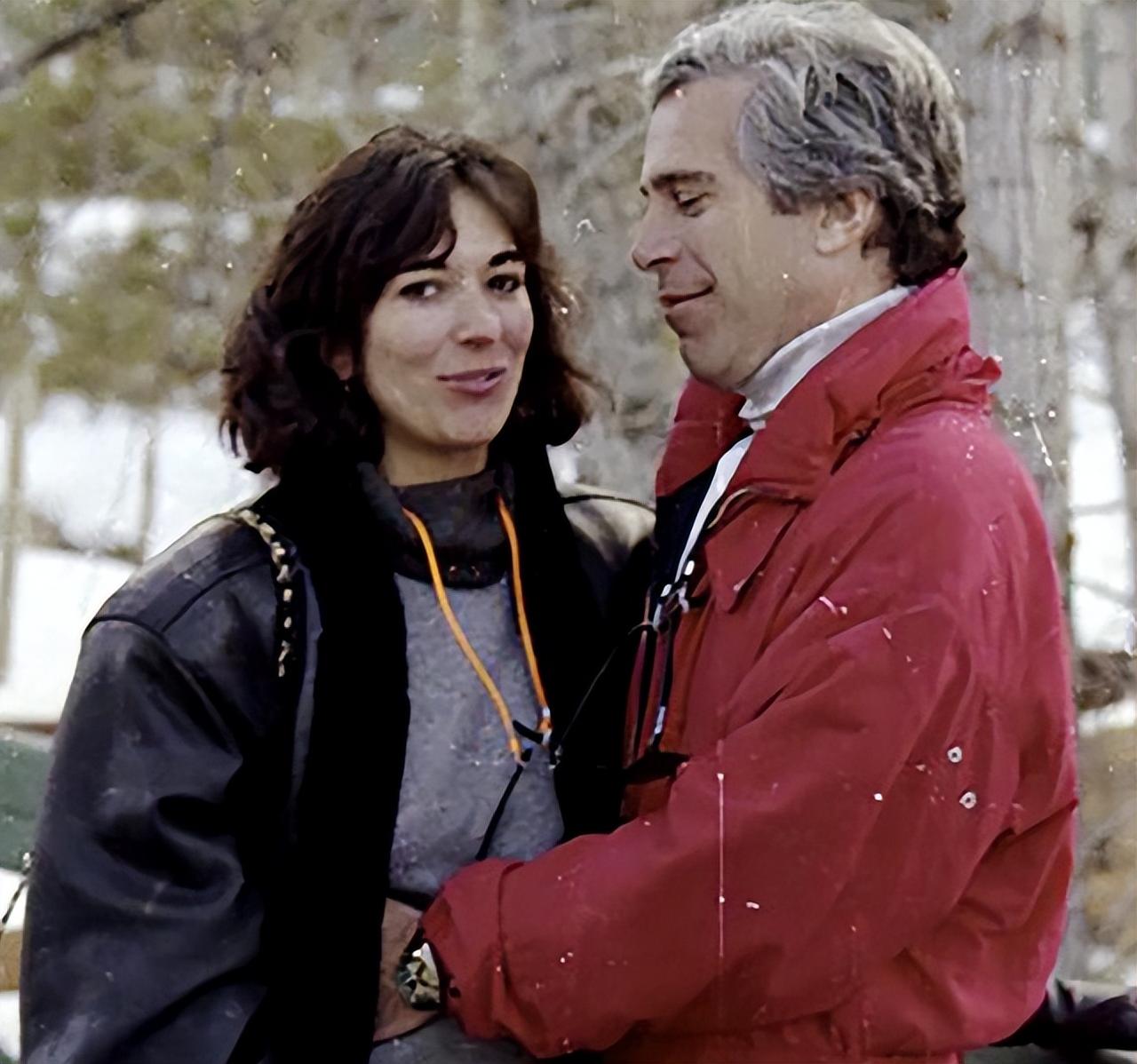 爱泼斯坦和他的女友，两人的眼神一模一样，有着异于常人的邪恶，眼睛是心灵之窗没错了