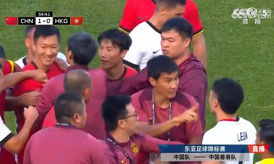 应验了那句话，踢球没啥用，干架第一名！国足和香港队的比赛，球员把精力都用在了