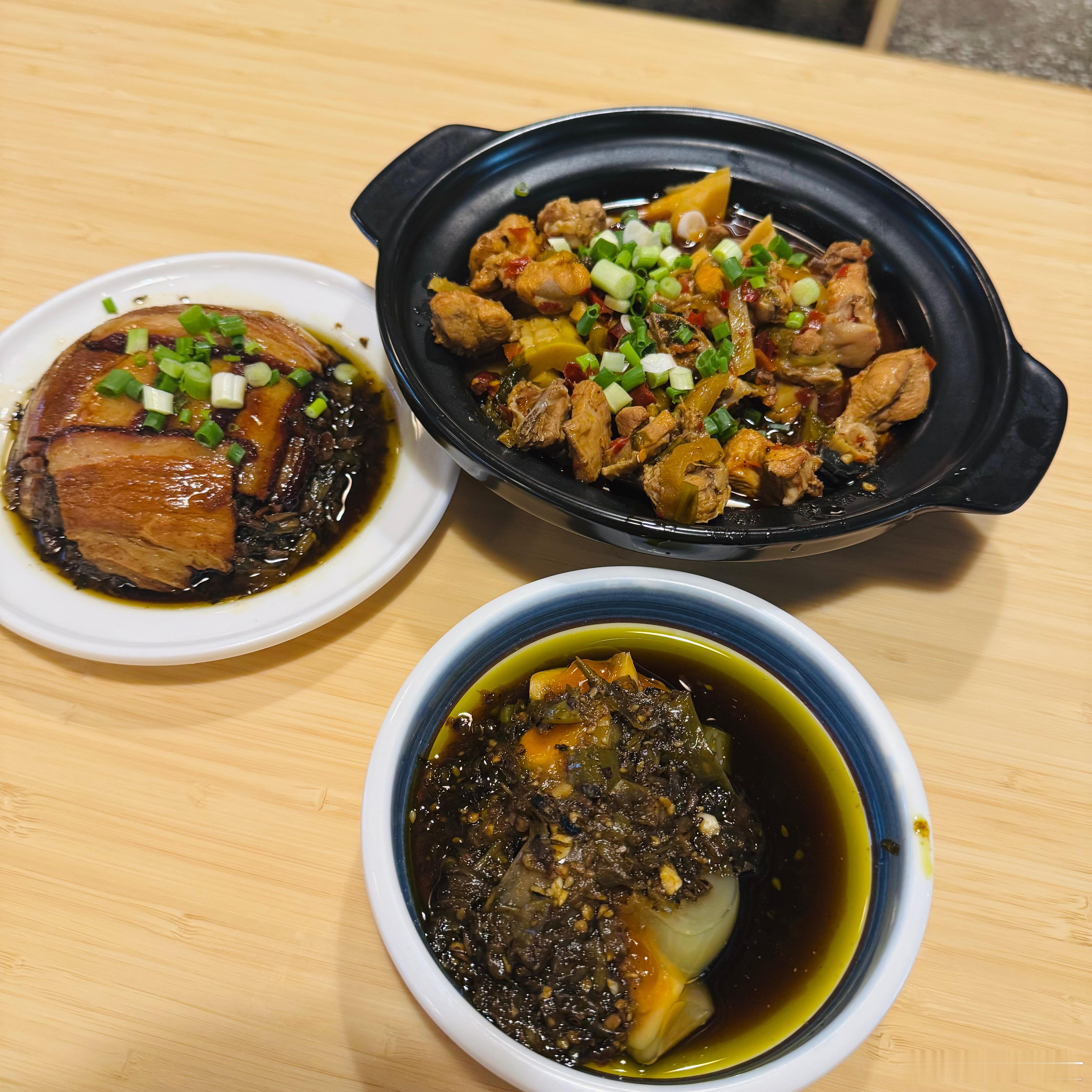 15元吃到了一碗梅菜扣肉，是什么物价？扣肉我们又叫烧白，是四川人的心头爱，因为做